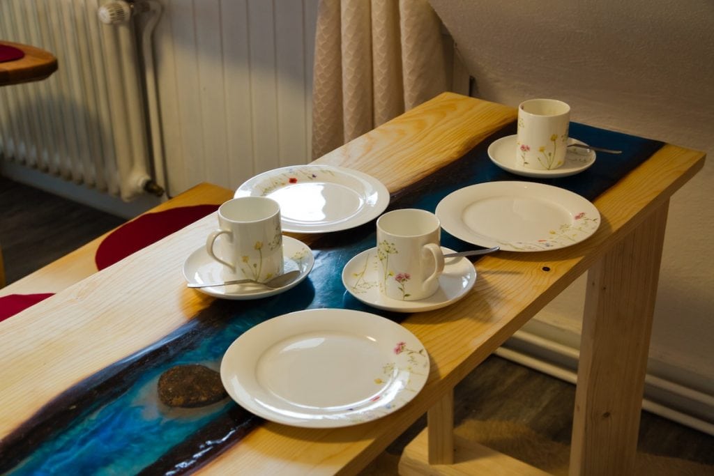 Gedeckter Tisch mit Bachlauf aus Harz von Bruni Bächle im Gästehaus Sandvoss am Titisee - Jetzt Urlaub am Titisee buchen!