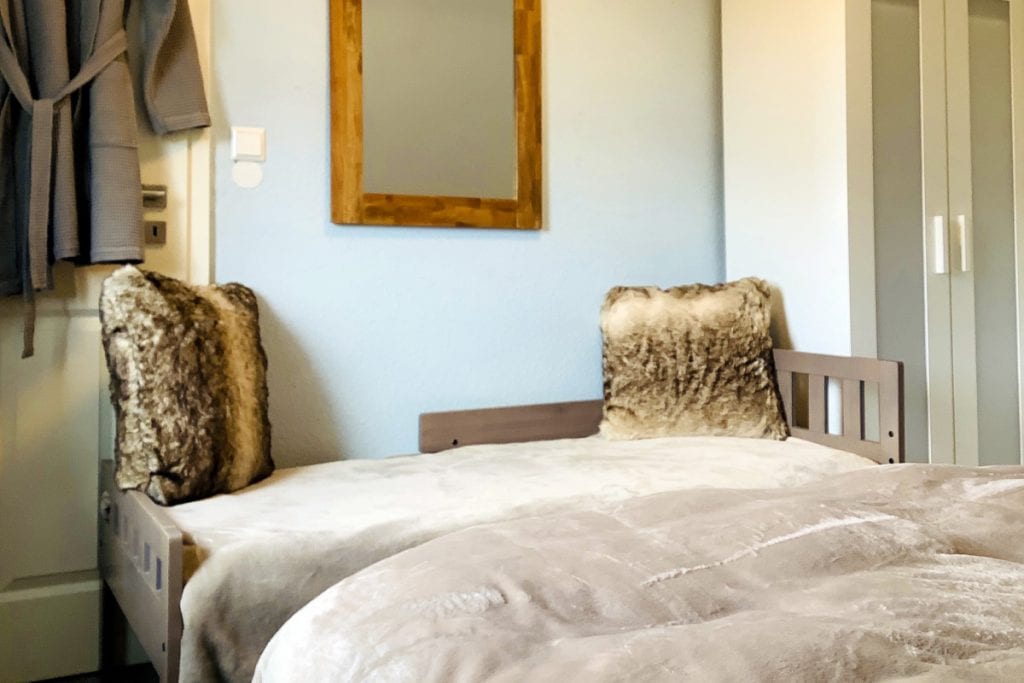 Schlafzimmer in der Ferienwohnung "Zum Kuckuck" mit Bademantel