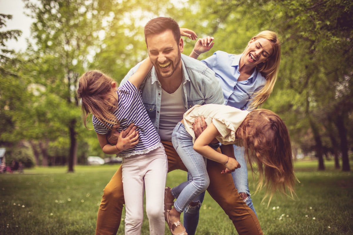 Glückliche Familie mit Kindern beim Familienurlaub am Titisee
