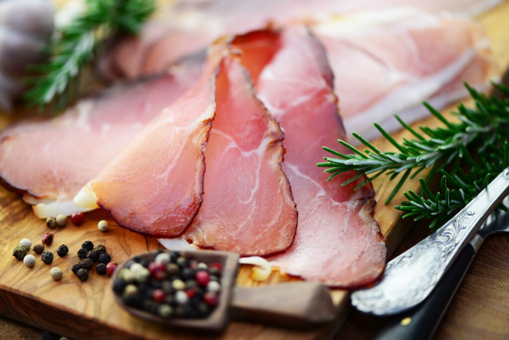 Klassischer Schwarzwälder Schinken von Feinkost Gutscher direkt neben Ihrer Ferienwohnung im Gästehaus Sandvoss